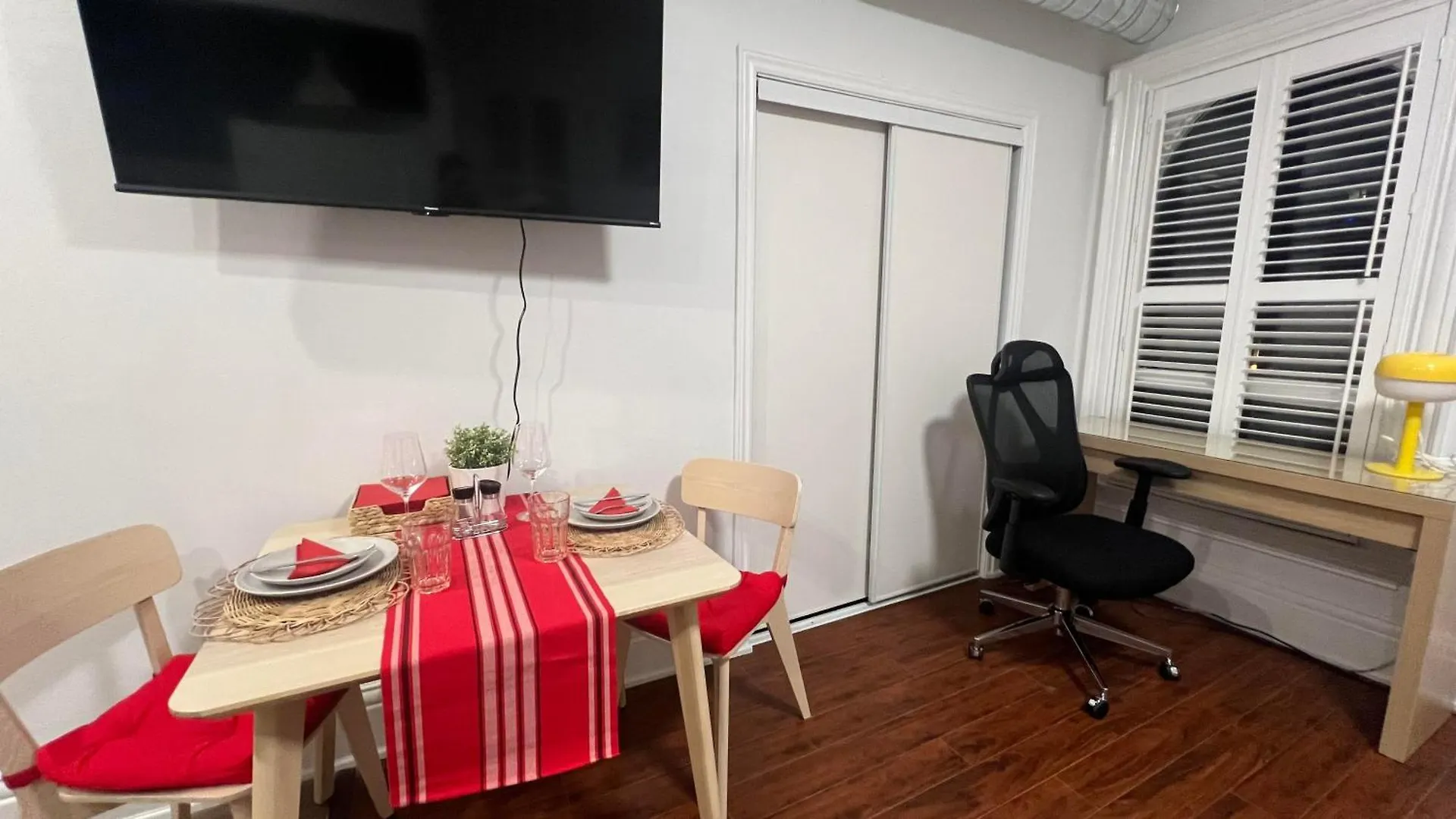 Cozy Room With Private Kitchen, Private Bathroom Toronto Canada