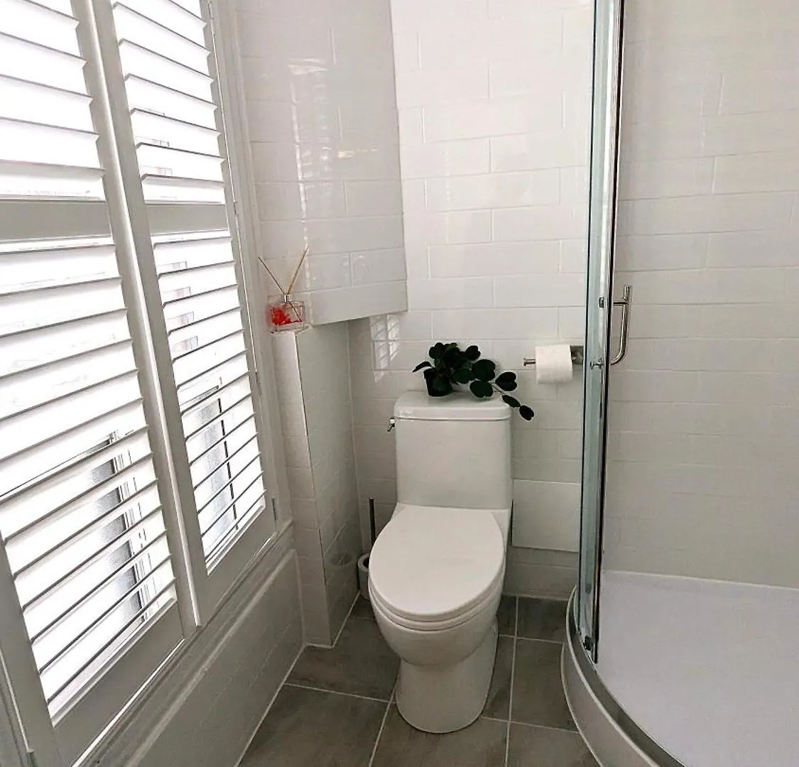 Cozy Room With Private Kitchen, Private Bathroom Toronto Homestay