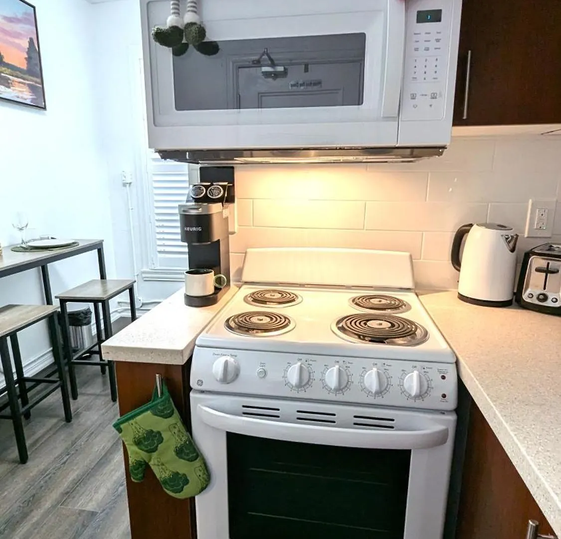 Homestay Cozy Room With Private Kitchen, Private Bathroom Toronto